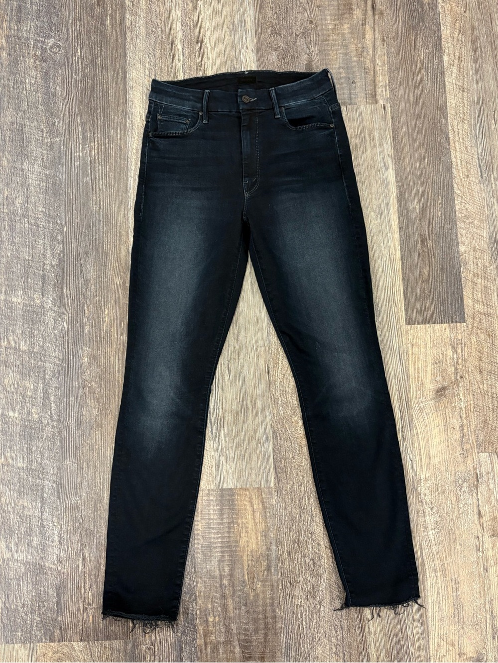 MOTHER The High Waisted Looker Ankle Fray Jeans in "Last Call" – Size 26